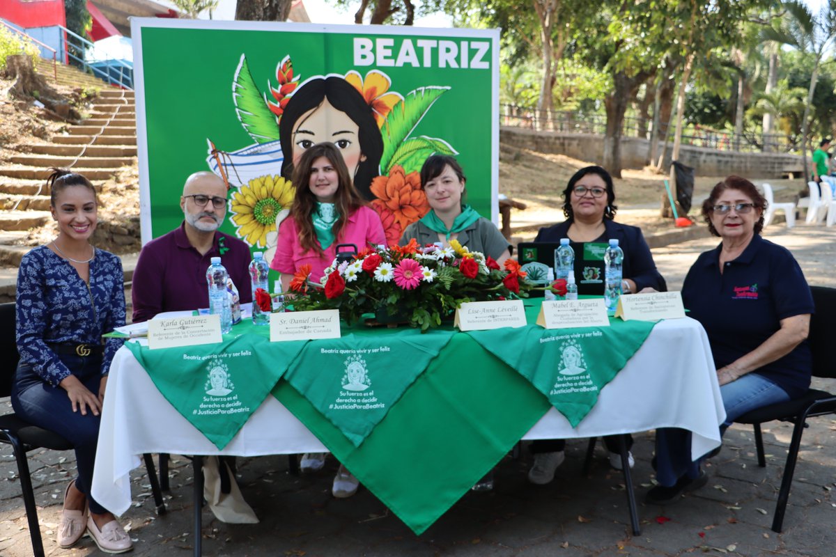 Coledemujeres's tweet photo. #ColectivaFeminista #Occidente 
📣En Santa Ana, se llevó a cabo el foro denominado: "Beatriz quería vivir y ser feliz". Con el objetivo de expandir la historia de Beatriz y la lucha por el derecho a decidir sobre nuestros cuerpos. 🧵 https://t.co/C0h8PnjvKZ