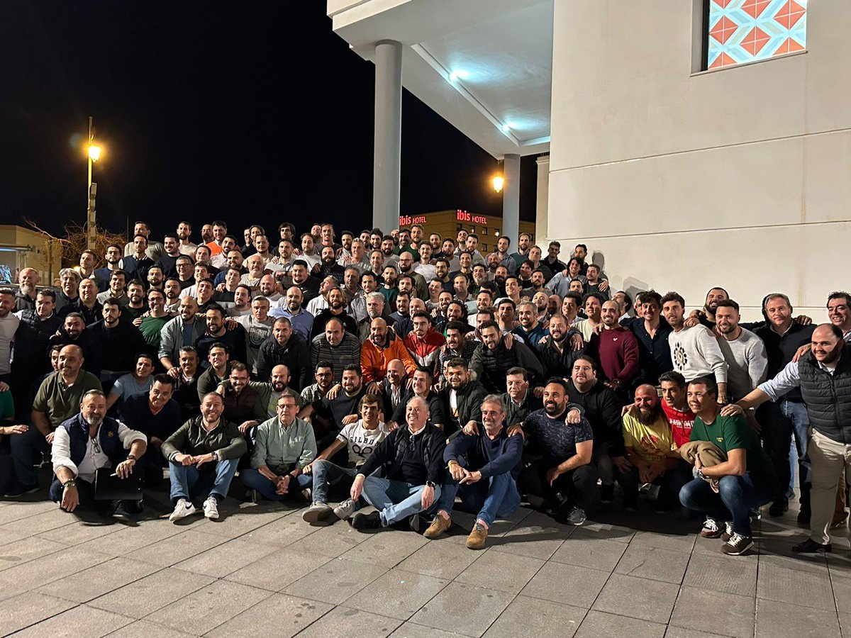 Una foto de familia histórica.
Alrededor de 140 hombres de trono de María Santísima de la Esperanza han asistido al primer ensayo por las calles de Málaga. #CofradíasMLG