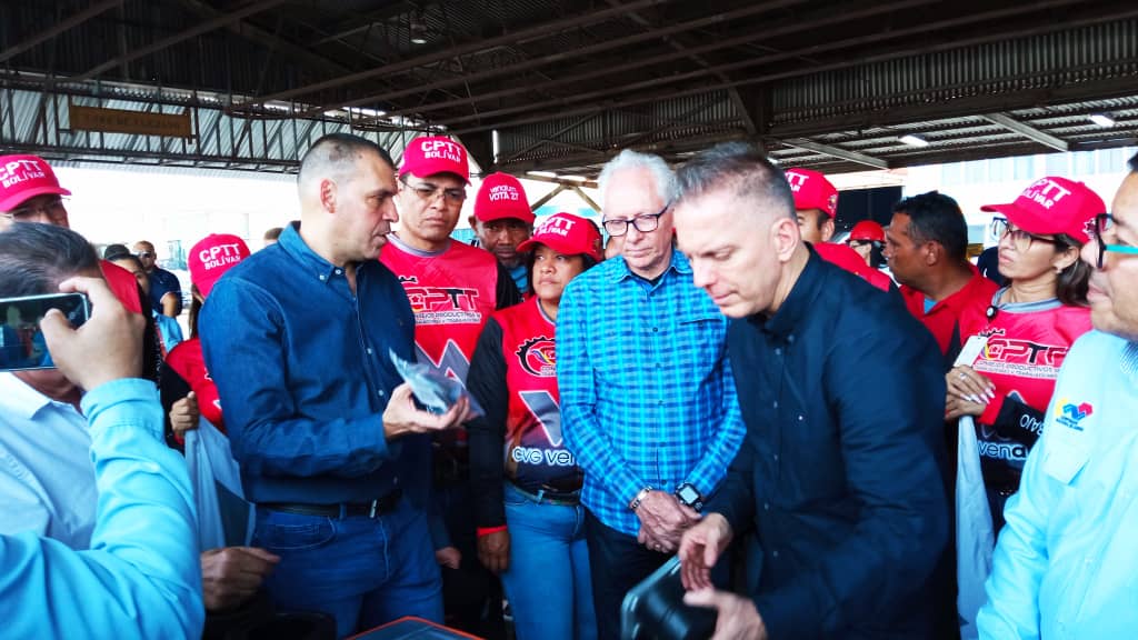 #ÚltimaHora || Min. @HAbreuMRT y representantes de <a href="/fedeindustria/">Fedeindustria</a> visitan  #CVGVenalum y recorren la exposición de piezas y partes en Sustitución de Importaciones organizada por el Día de la Industria Nacional.
<a href="/NicolasMaduro/">Nicolás Maduro</a> 
<a href="/TareckPSUV/">Tareck El Aissami</a> 
#CVGTrabajamosParaTi 
#ChávezDelMundo