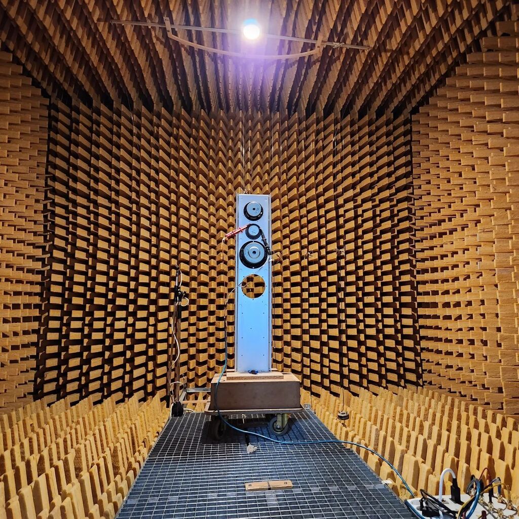 Having a look inside the testing chamber at T+A today. Yes, they also build speakers (in fact, the electronics followed later). Impressive tour round this large but still family run company.
.
.
.
#hifi #germandesign #music #audiophile #audio #loudspeaker <a href="/ta_hifi/">T+A elektroakustik</a>