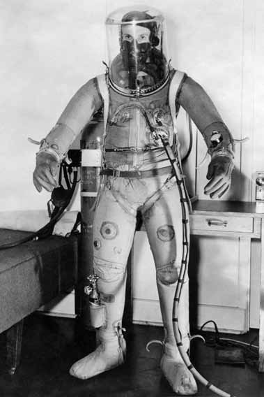 spacesuitmaster's tweet photo. The #BABM 18 pressure suit, created by John Akerman’s Strato Equipment Company, was one of the most advanced of the #WorldWarII. The suit was fabricated in five pieces: the upper torso, trousers that included pressure footings, a pair of gloves, and
the clear helmet. #spacesuit https://t.co/NkWGNslhet