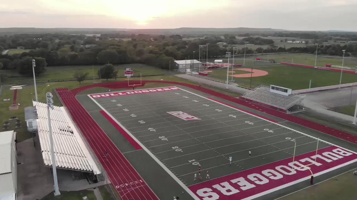 TheBrodyLair's tweet photo. @OKHSFBMod @PrepRedzoneOK @OklaPrepSports Dewey Bulldoggers 3A Team https://t.co/7ktYVbLOsj