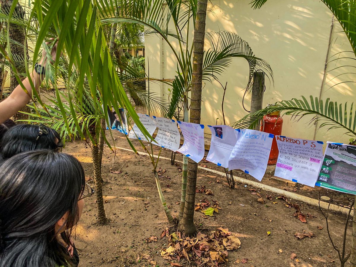 econsulta_ver's tweet photo. Tendedero del acoso en #Facico 
Alumnas colocan nombres de supuestos acosadores en la #UniversidadVeracruzana #acoso #Veracruz @Colecfeminista https://t.co/rHG582H4qy