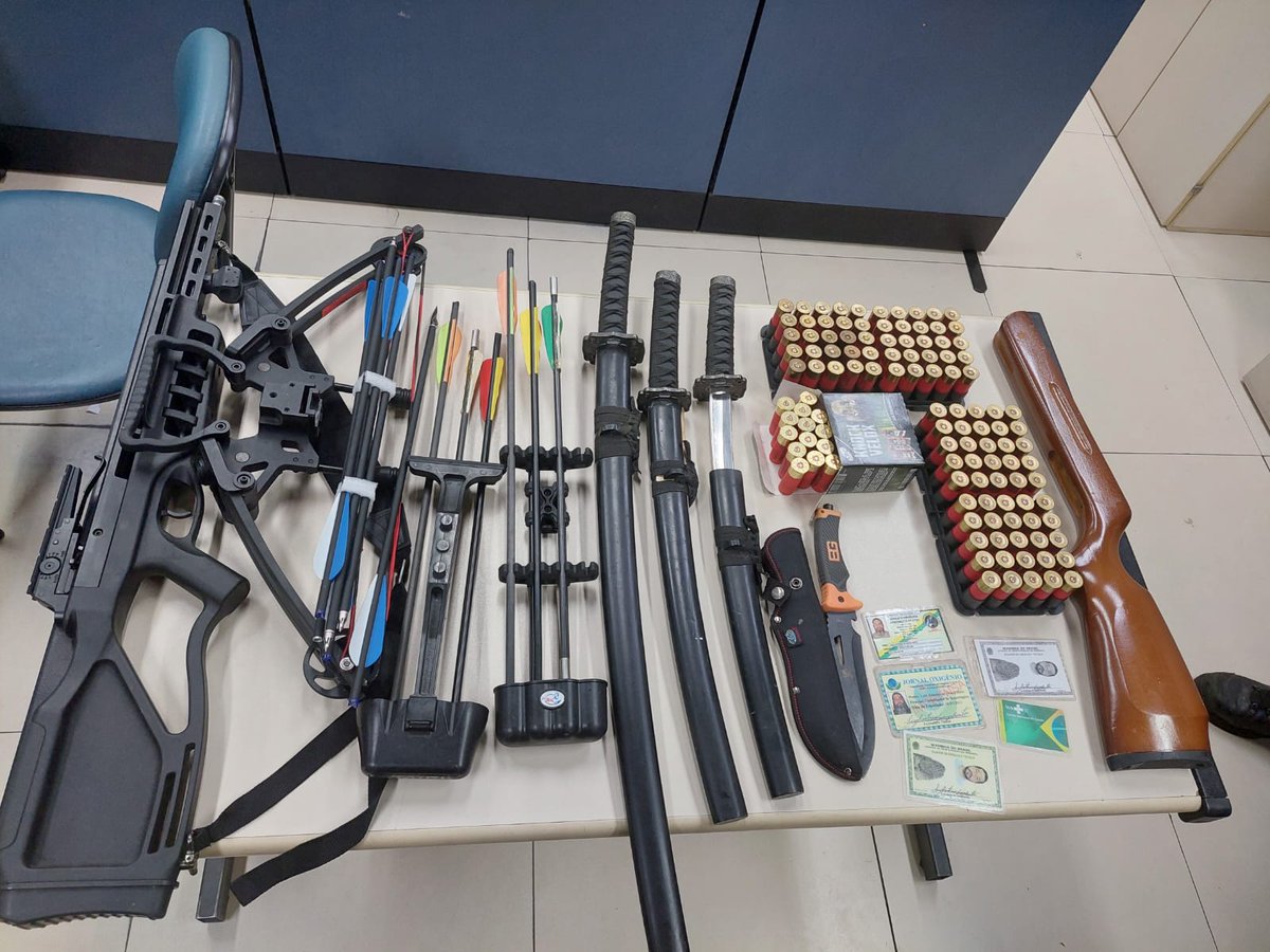 PMERJ's tweet photo. Foragido da justiça desde 2007 após praticar um homicídio em Vargem Grande, um criminoso foi preso, nesta segunda-feira, em Guapimirim, durante uma ação conjunta que envolveu policiais do #34BPM e agentes da #67DP.
Com o acusado, até espadas e arpões foram apreendidos.
Veja! https://t.co/60ZNZQSuis