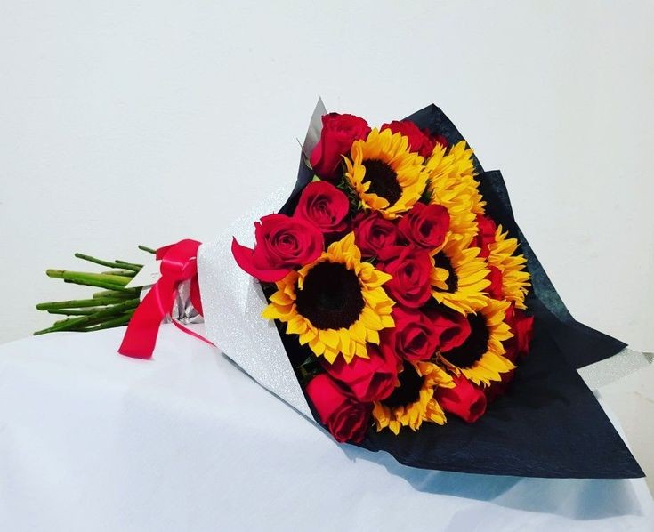 luckyflorals's tweet photo. sunflowers with red roses🌻🌹 https://t.co/NEV5gfH3NB