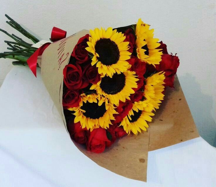 luckyflorals's tweet photo. sunflowers with red roses🌻🌹 https://t.co/NEV5gfH3NB