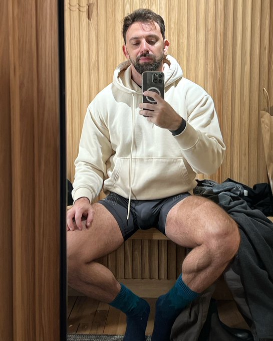 Have you ever had fun in the fitting room? I definitely did 🫠 https://t.co/aeXYslMq7P