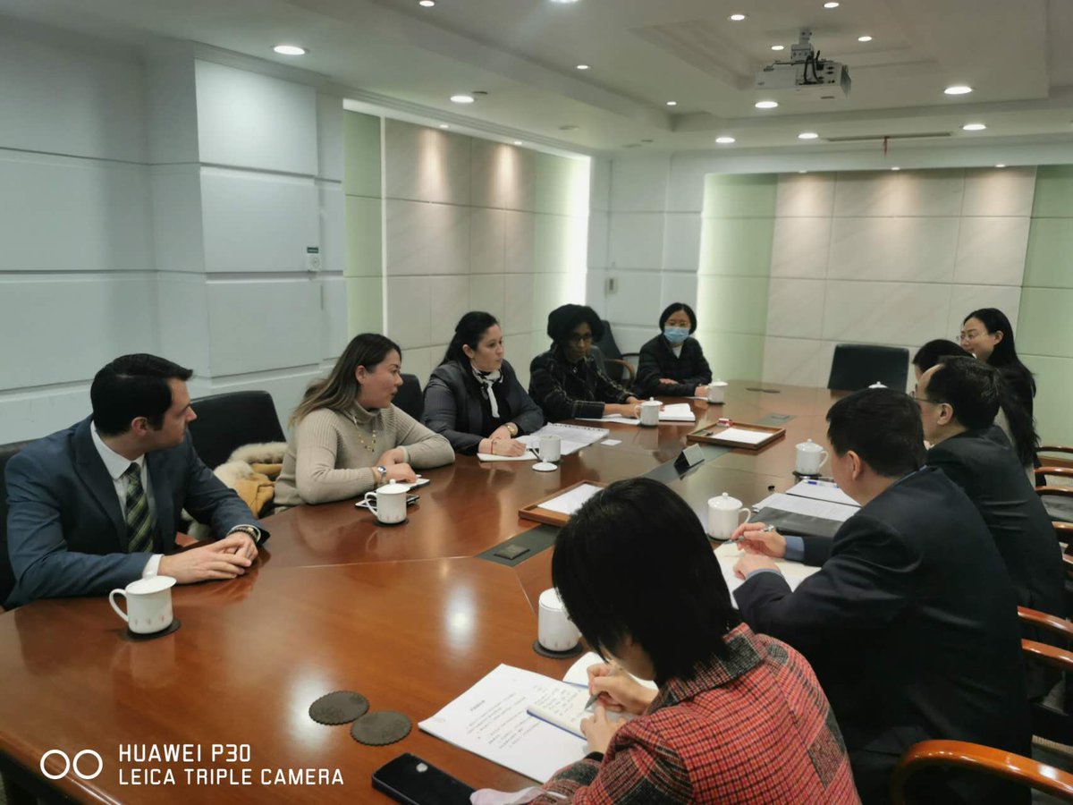 RianoTanquero's tweet photo. #Cuba, Recibe subdirector gral del Buro de Ciencia y Tecnologia de #Shanghai Zhu Qigao, a la representante en jefe de la Oficina de @BioCubaFarma en Beijing Zulaine Guerra y a la CG Mileidy Aguirre. 
#CubaPorLaVida #CubaViveEnSuHistoria #MejorEsPosible #YoVotoXTodos @gpppmatanzas https://t.co/ZbVMFODoJS