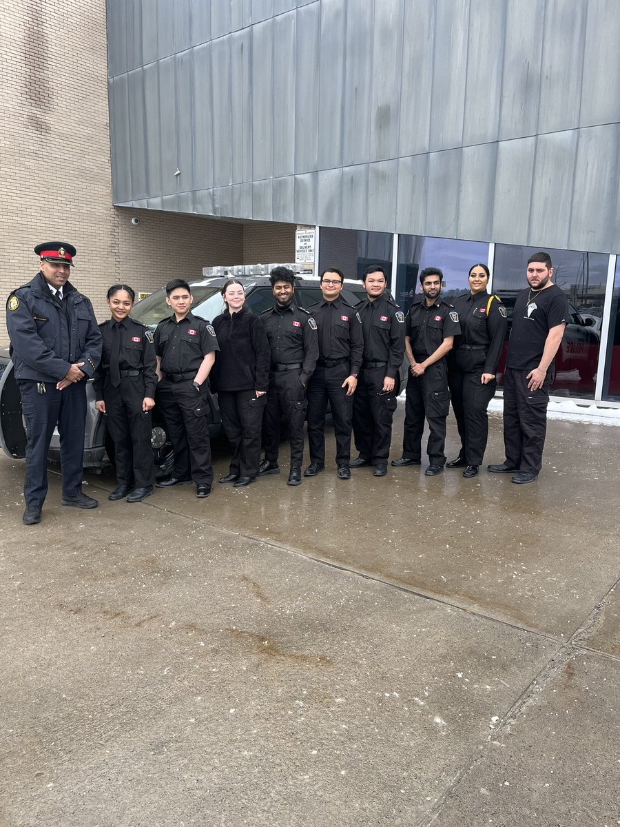 WestHillNCOs's tweet image. Great day for ‘Warmth in the 6ix’. Big shout out to @centennialcollege police foundation students! Over 40 bags of clothes, boots, hats &amp;amp; mitts! Officers were able to deliver the donations to some very happy people!
@daverydzik @tps43div @tpsssmiller8330