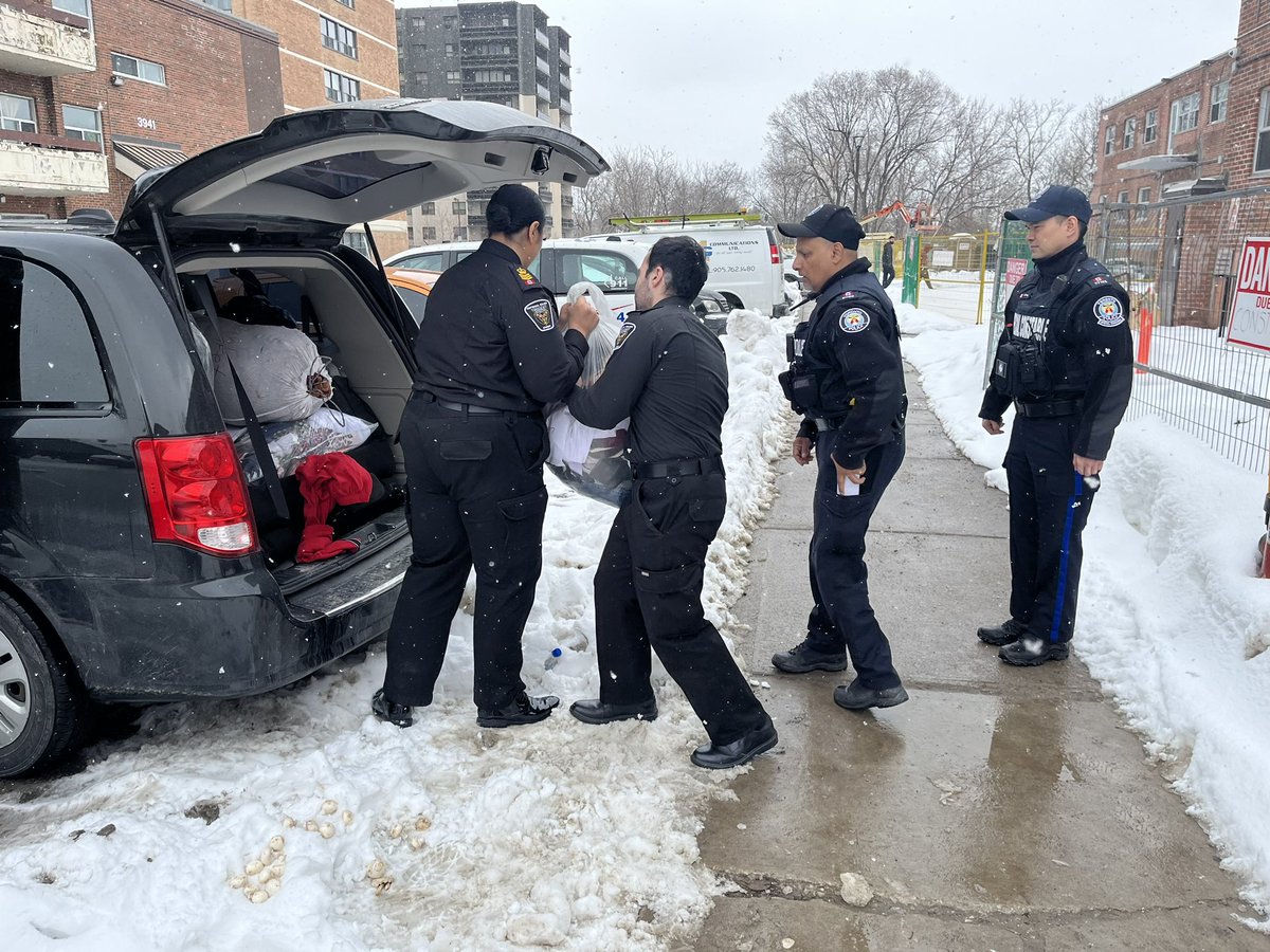 WestHillNCOs's tweet image. Great day for ‘Warmth in the 6ix’. Big shout out to @centennialcollege police foundation students! Over 40 bags of clothes, boots, hats &amp;amp; mitts! Officers were able to deliver the donations to some very happy people!
@daverydzik @tps43div @tpsssmiller8330