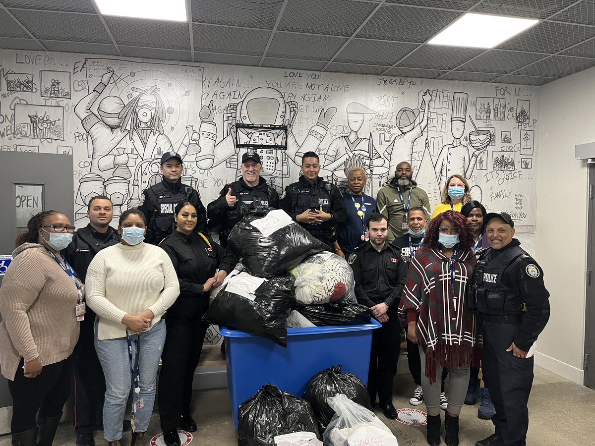 WestHillNCOs's tweet image. Great day for ‘Warmth in the 6ix’. Big shout out to @centennialcollege police foundation students! Over 40 bags of clothes, boots, hats &amp;amp; mitts! Officers were able to deliver the donations to some very happy people!
@daverydzik @tps43div @tpsssmiller8330
