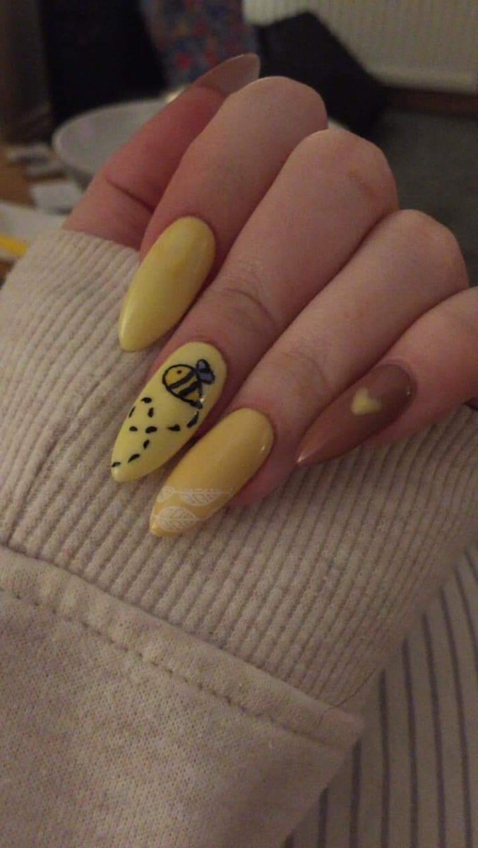 yesbumblewrap's tweet photo. In love with my #bee themed nails, ready for the #YoungEnterpriseScotland #YES awards night!! https://t.co/XYPS0vT4Vn