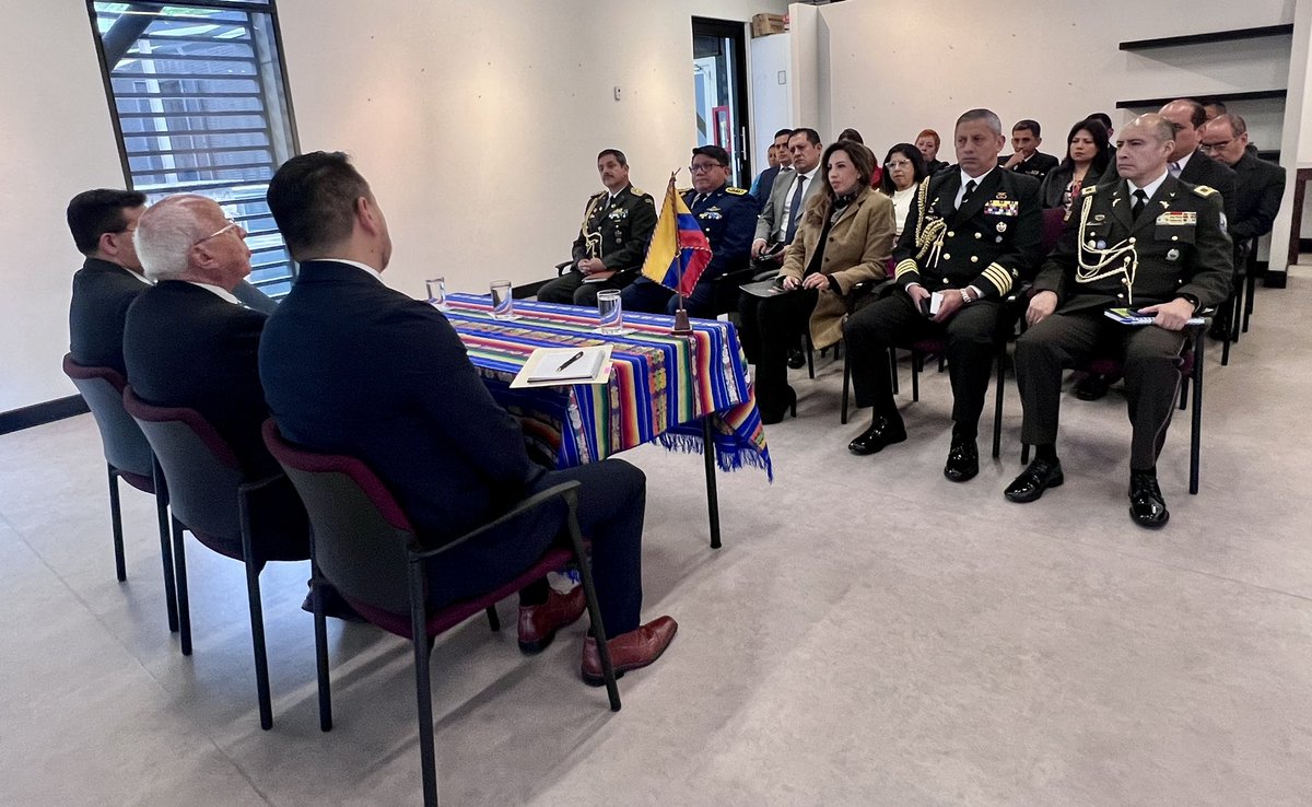 <a href="/GonzaloOrtizEc/">Gonzalo Ortiz</a>, embajador del 🇪🇨 designado a Colombia, en su primera reunión de trabajo con la Misión Diplomática manifestó: “Vengo con una gran ilusión, reconociendo que la <a href="/EmbajadaEcuCOL/">Embajada EC en COL</a> es estratégica tanto por su vecindad como por las históricas relaciones con Colombia”