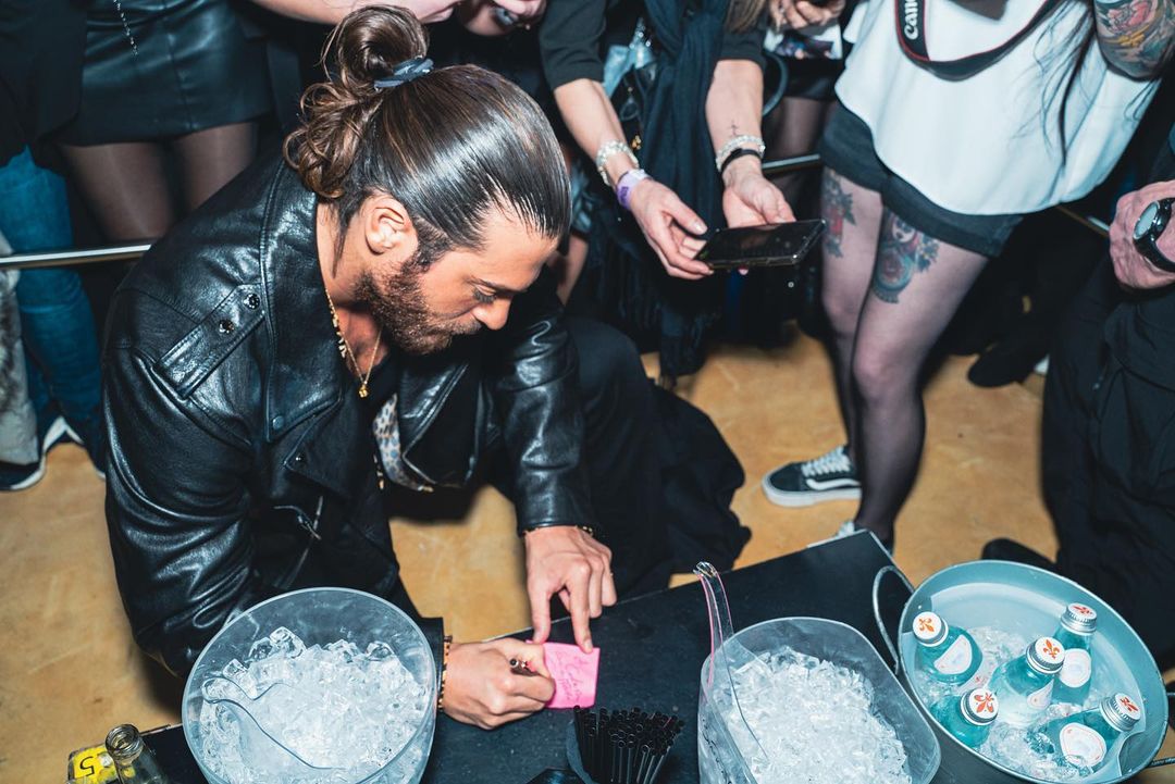 Can con queste foto ringrazia chi ha partecipato a questa bellissima iniziativa e scrive: "Amore genera amore ♥️".
Mercoledì Can si troverà a Livorno per questo meraviglioso tour 📍

#CanYaman #CanYamanForChildren #BreakTheWallTour2023