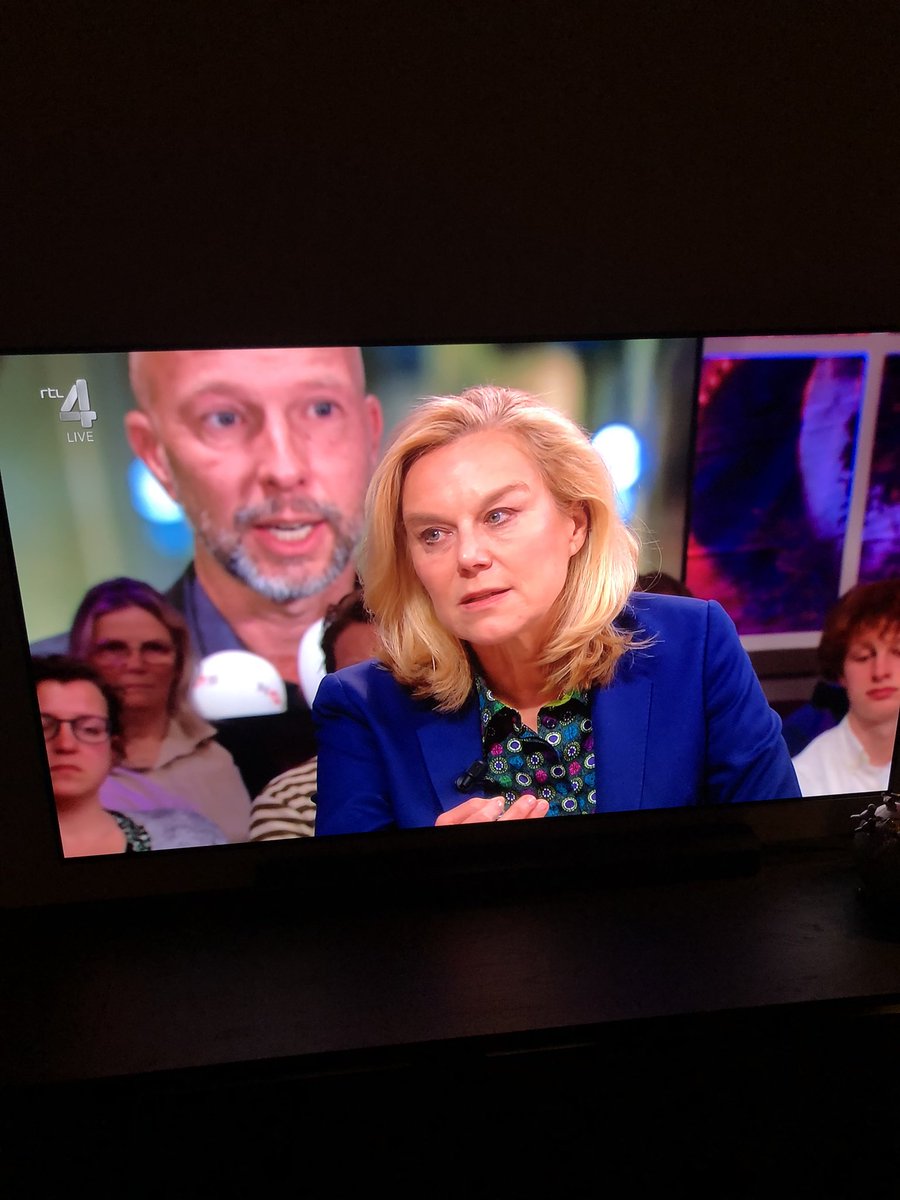 Waarom nou zo vasthouden aan deze houding…….
Je krijgt niemand mee zo.