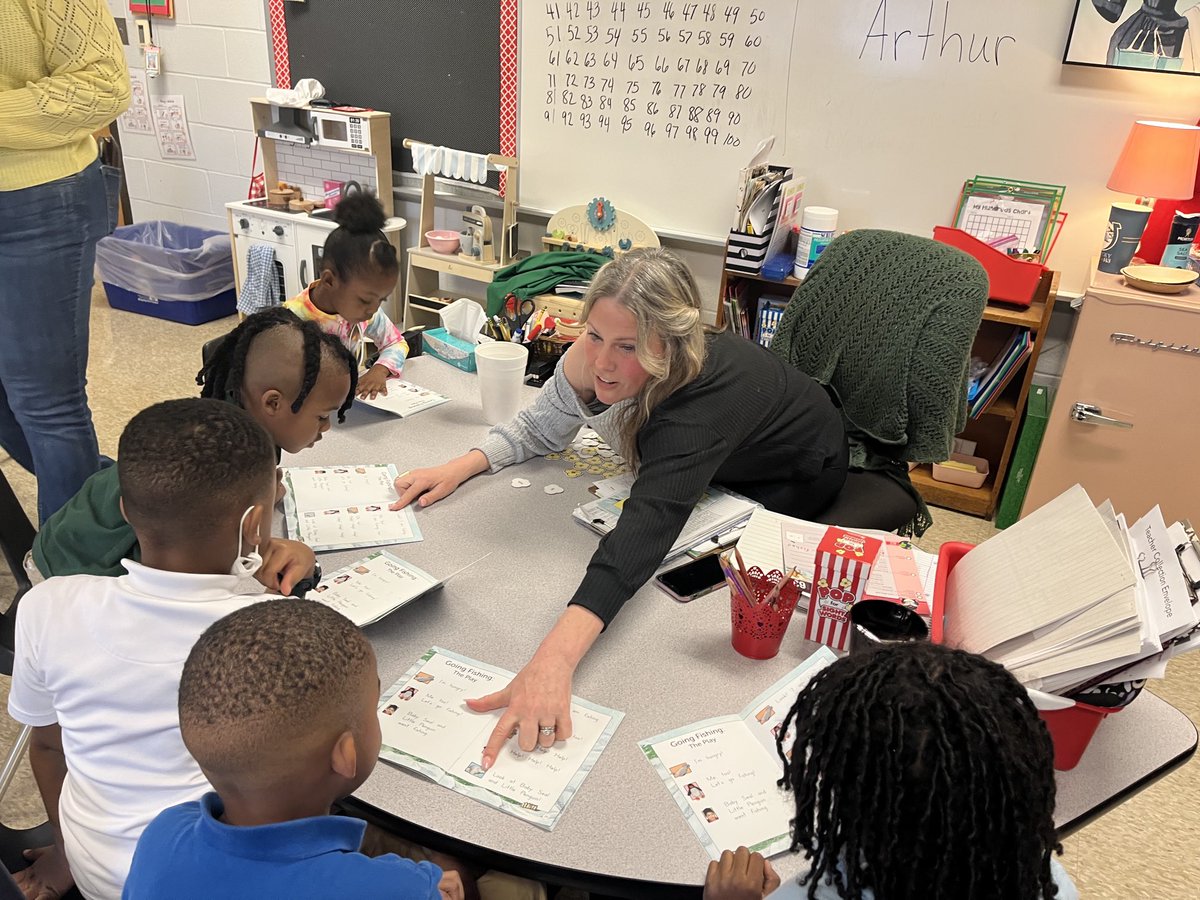 TaraSch76's tweet photo. Great morning of #JCPSWorkshop Learning walks at @Engelhard_Elem! @JoBarZone2ELA @LydianAndrea @sandralhogue #JCPSGuidedReading https://t.co/Pa4iDaetDP