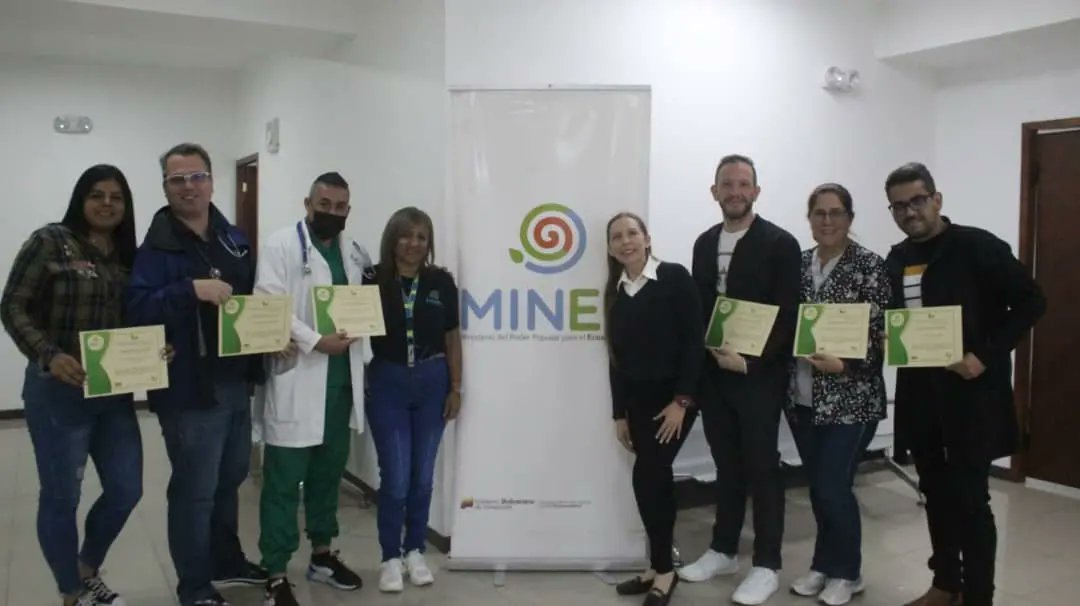 #Entérate | El #Minec a través de la Dirección General de Gestión Humana, realizó la entrega de reconocimientos a los  médicos y médicas de la Unidad Médica Integral "Dr. Oswaldo Barbera" .

#ChavezDelMundo 

<a href="/JosueLorcaV/">Josué Lorca Vega</a>