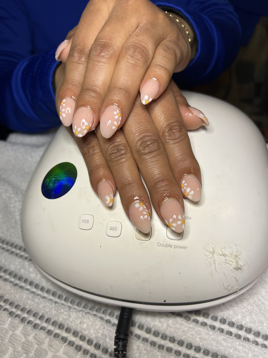 GlamByMariela's tweet image. Daisy daisy 🌼💐
•
•
•
•
#daisynails #flowernails #nails #naildesigns #designs #acrylics #acrylicnails #arlington #arlingtonnails #arlingtonnailtech #texas