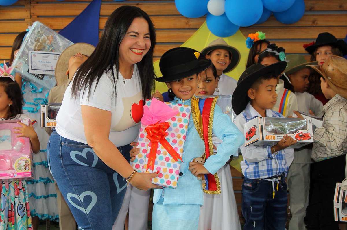 Tacariguas997FM's tweet photo. Con fuerza retumbó este sábado el folklore venezolano durante la final de “Talento de Corazón Llanero Infantil, capítulo Carabobo”, evento que engalanó los espacios del recuperado Museo de la Cultura.
#Talentodecorazon
@rafaellacava10
@alosguayos
@Mervelis_10 https://t.co/BDQuDqG7uS