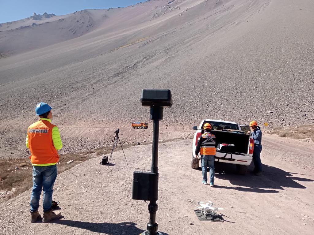 DPPCordillera's tweet photo. MONITOREO SECTOR “LAS COLORADAS” #SanJoseDeMaipo 

Este lunes 13 de marzo 👉🏻Equipos de emergencias @DPPCordillera y @DroneSARChile realizaron monitoreo en sector donde se han registrado deslizamiento de tierra y caída de material rocoso. 

🚫🚙🚫Se mantiene cierre de ruta G-455. https://t.co/Zu5t5sGhCv