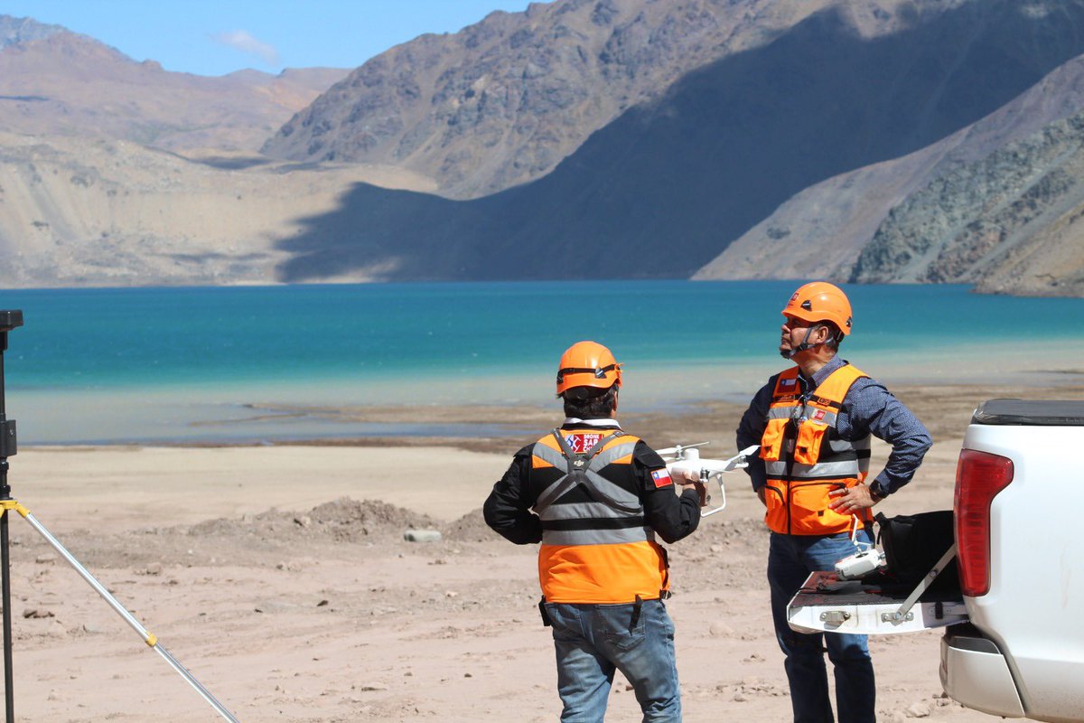 DPPCordillera's tweet photo. MONITOREO SECTOR “LAS COLORADAS” #SanJoseDeMaipo 

Este lunes 13 de marzo 👉🏻Equipos de emergencias @DPPCordillera y @DroneSARChile realizaron monitoreo en sector donde se han registrado deslizamiento de tierra y caída de material rocoso. 

🚫🚙🚫Se mantiene cierre de ruta G-455. https://t.co/Zu5t5sGhCv