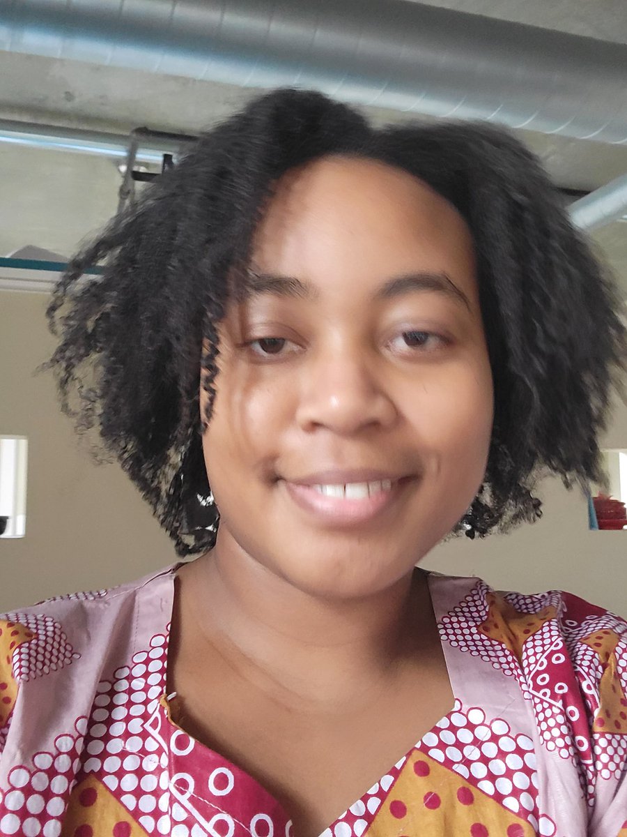 siawayforward's tweet image. It was still too cute this smile looking at me 🥰 eyebags, blurry, sun fading and all. Happy Monday from a tired Sia #LoggingOff