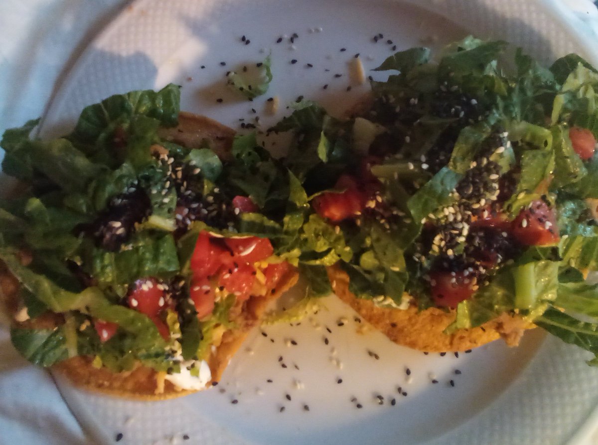 greennomad61's tweet photo. Quick & easy & soooooo good!
#TostadaTuesday on Monday 😋
Corn tortillas (baked or fried)
Refried beans (add taco seasoning)
Daiya vegan cheddar
Tobasco
Tofutti sour cream
Chopped lettuce
Chopped tomato
Onion
Hemp seeds
Sesame seeds 😉😁 (on everything)!
#ItsEasyToBeVegan https://t.co/BANmDbAUnV