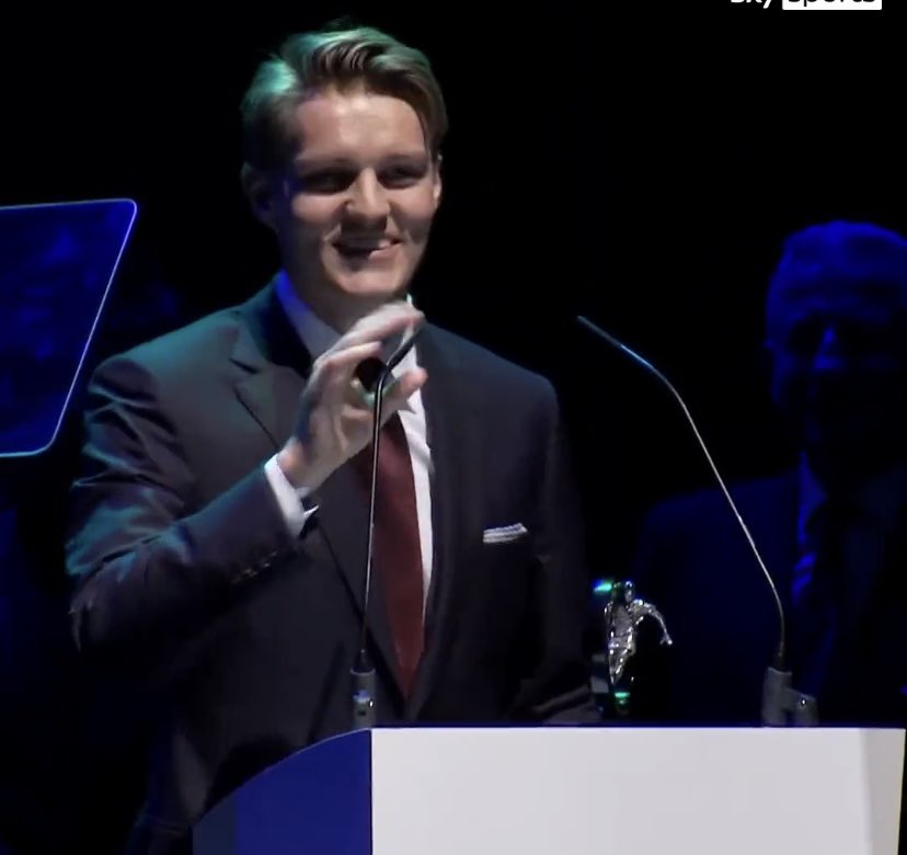 Arsenalnewschan's tweet photo. Speech time with the best player in London 😜📸🔴 https://t.co/aAoIql49HI