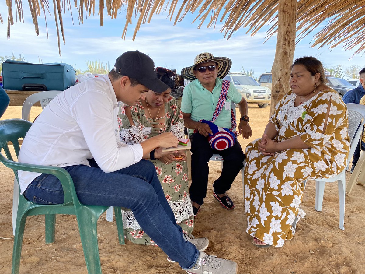 MasGuajiraANDI's tweet photo. En #LaGuajira🏜 se adelantan círculos de confianza🤝 entre comunidades indígenas y las empresas del sector minero energético para la construcción colaborativa y la co-creación de una guía de relacionamiento. 

Abro 🧵 https://t.co/yJsF6mcfu2