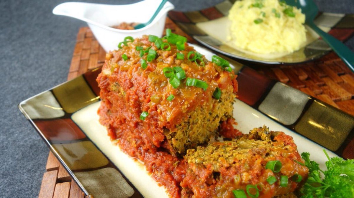 GGoodtaste's tweet image. Happy Tuesday! Day 1 of our 6 day March Flashback features Classic Comfort Vegan Meatloaf with Chunky BBQ Veggie Topping which is our fav 2017 #recipe gloriagoodtaste.com/6-day-flashbac… #recipe #recipeblog #Vegan