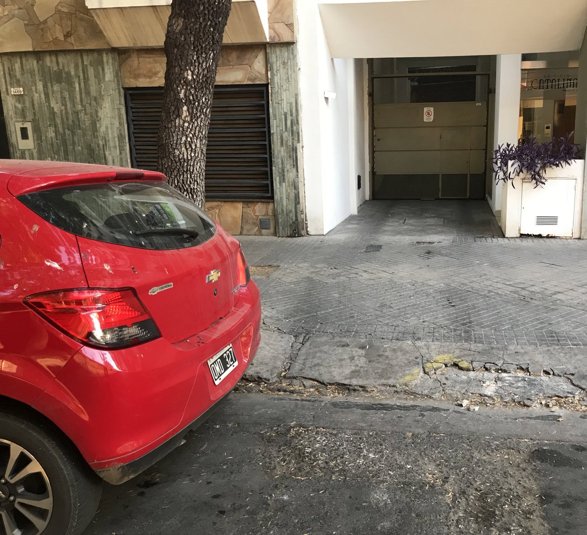 nicocuello12's tweet photo. @InfractoresRos este energúmeno corrió el contenedor de su lugar para poder estacionar, obstruyendo con su auto la cochera del edificio y el contenedor la cochera del vecino. Total nadie tenia ganas de salir, esta gente se caga en los demas. https://t.co/p4LKVNChQR