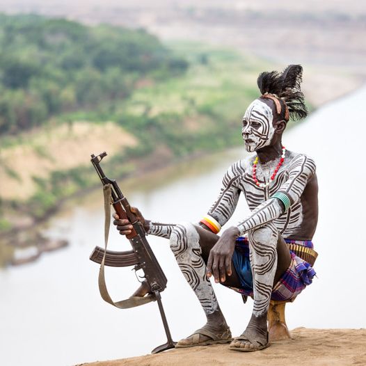 #Karomen paint their bodies and faces with white chalk to look as #fierce as possible. It’s a daily #routine that scares off enemies and also serves the purpose of making themselves more #attractive  to the opposite sex.
#Omovalley #Ancientculture #Bodypainting #VisitEthiopia