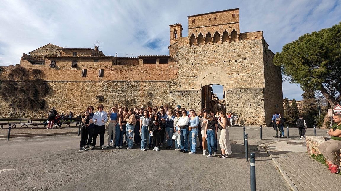 StStephenRoyal's tweet photo. The Royals enjoyed their guided waking tour of Florence this morning. This afternoon they did an excursion to San Gimignano and got a taste of the Tuscan countryside. #explorica #weateroyals @PVNCCDSB #beingcommunity https://t.co/Wu3hVzwY4x