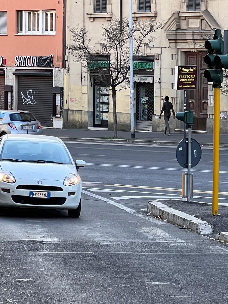 Marzia_M's tweet image. Roma. Porta Cavalleggeri. Stamattina. Sono poi arrivate 5 volanti. 
Devo sentirmi in colpa se penso che non sia possibile integrarli? Senza arte né parte, non sono occupabili. E non possiamo permetterci di mantenerli.
