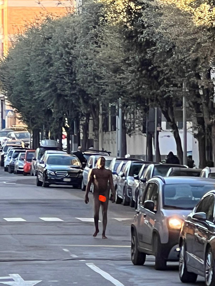 Marzia_M's tweet image. Roma. Porta Cavalleggeri. Stamattina. Sono poi arrivate 5 volanti. 
Devo sentirmi in colpa se penso che non sia possibile integrarli? Senza arte né parte, non sono occupabili. E non possiamo permetterci di mantenerli.