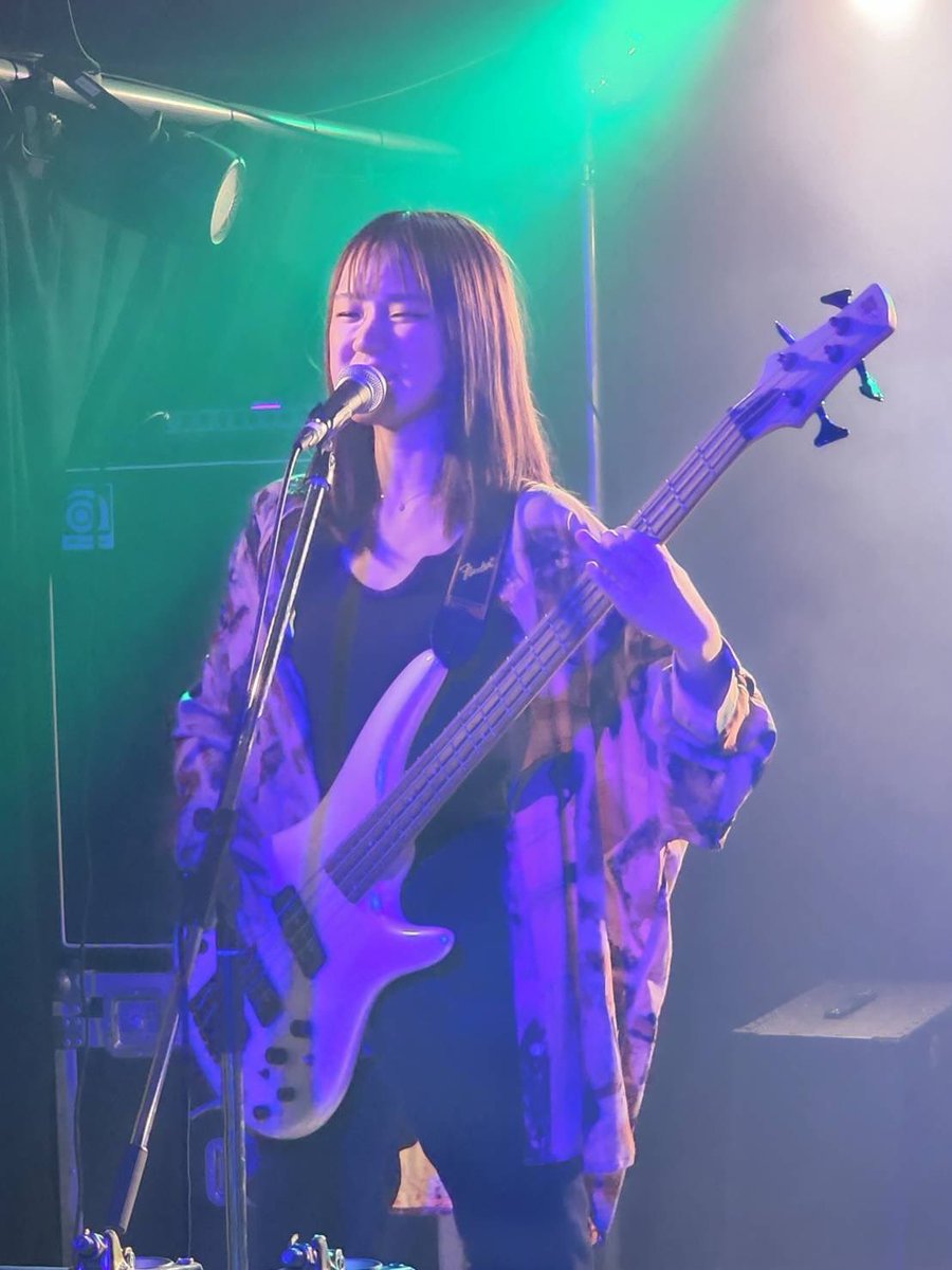 kazuyochannel's tweet photo. 北海道モーターサイクルショウの後は娘の(次女)のライブを観に行ってきたよ！

子供の時はピアノの練習やコンクールの付き添いをしていたけれど、バンドは初めて✨

頑張っていた〜！
応援しなくちゃね💓

#thefullmonkey 
#親娘 
#ライブ #live #ライヴ 
#ベースギター
#bassguitarist 
#20代 https://t.co/k1T8nvi6rC