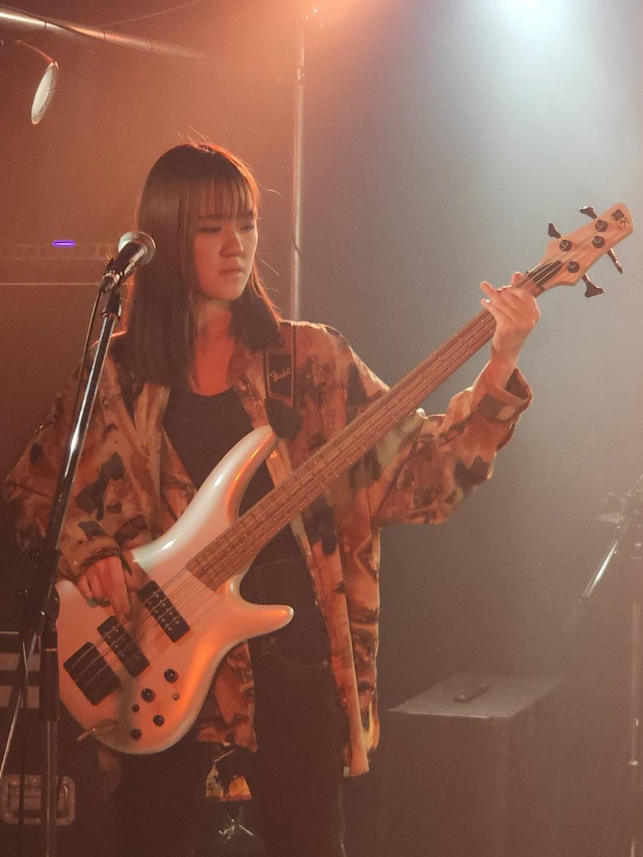 kazuyochannel's tweet photo. 北海道モーターサイクルショウの後は娘の(次女)のライブを観に行ってきたよ！

子供の時はピアノの練習やコンクールの付き添いをしていたけれど、バンドは初めて✨

頑張っていた〜！
応援しなくちゃね💓

#thefullmonkey 
#親娘 
#ライブ #live #ライヴ 
#ベースギター
#bassguitarist 
#20代 https://t.co/k1T8nvi6rC