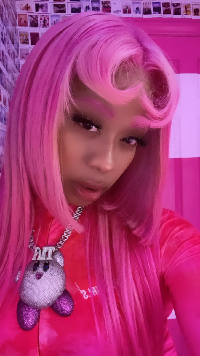 TiaCorine's tweet photo. I’m sorry but these pink brows are doing it for me https://t.co/bmJOfliU4O