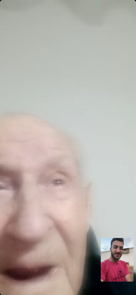 Hoy mi bisabuelo ha cumplido 100 años🎂por circunstancias de distancia y trabajo no podemos disfrutarlo tanto como nos gustaría pero lo queremos muchísimo y pronto lo celebraremos junto a él todos juntos 

He podido felicitarlo y decirle lo guapo que está en este día tan especial