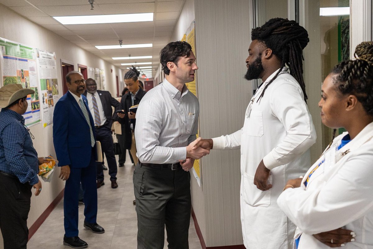 Today, Sen. Jon @ossoff toured #FVSU and announced new resources he is delivering to strengthen Georgia’s poultry workforce. 

The $4 million investment between FVSU and @universityofga will be used to expand research and train the next generation of poultry scientists. #RYSFVSU https://t.co/0Mcy0EdOwP