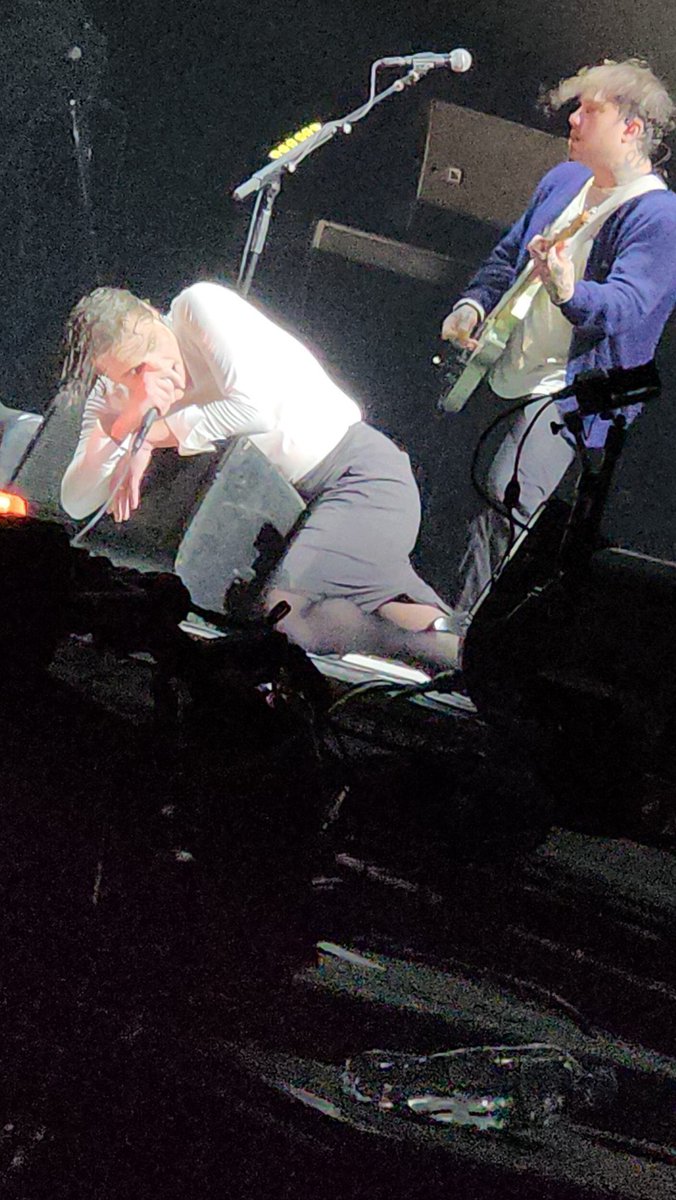 luxtenmustdie's tweet photo. frank trying and failing to look away from gerard https://t.co/YUGm6IVpzt