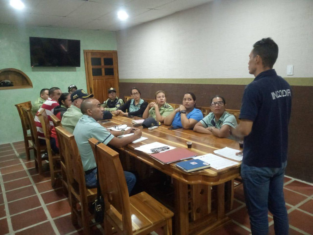 Polimuba93's tweet photo. En el Conversatorio, fue creado el Comité Institucional contra la Discriminación Racial de la Policía del Municipio Barinas gracias a la jornada formativa dictada por el #Incodir #ChavezDelMundo @CeballosIchaso1 @AlcaldiaBnas @jbarrios_cpeb https://t.co/o2Qk3nzU9I