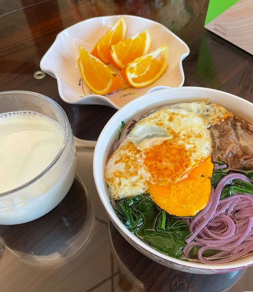 Emma15446027's tweet photo. A bowl of noodles with milk for breakfast to start a busy day🥰 https://t.co/bw7EZkV3mV