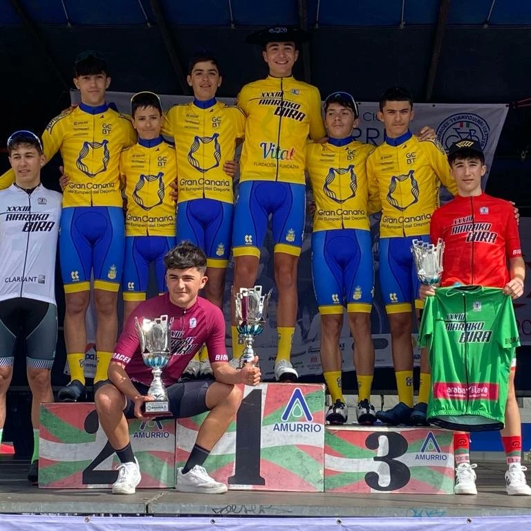 QuiqueMavi's tweet photo. Este finde nos desplazamos junto con el @TXIRRITALDE a las dos  primeras etapas de la @AiarakoBira 
~Etapa 1~
🥉en la etapa.
🥉en la general.
🥈en la montaña.
🥇en los sprint especiales.
~Etapa 2~
🥉en la etapa.
🍫en la general.
🥇en la montaña.
🥇en los sprint especiales. https://t.co/v6xo5U5Owa