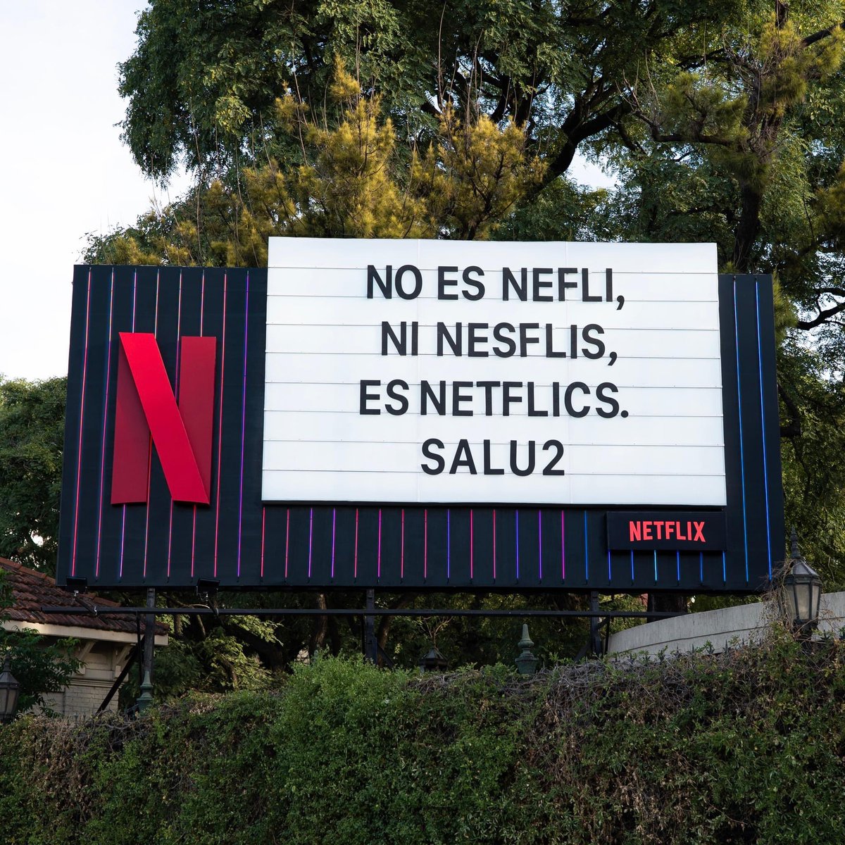 JuanCar_Sevilla's tweet photo. A ver si empezamos a llamar a las cosas ✖️ su nombre.
“No es Nefli, ni Neflis, es Netflics”.
Verdad @NetflixES?
#publicidadcreativa #netflics 😜#salu2 https://t.co/Qymt9SnpEk
