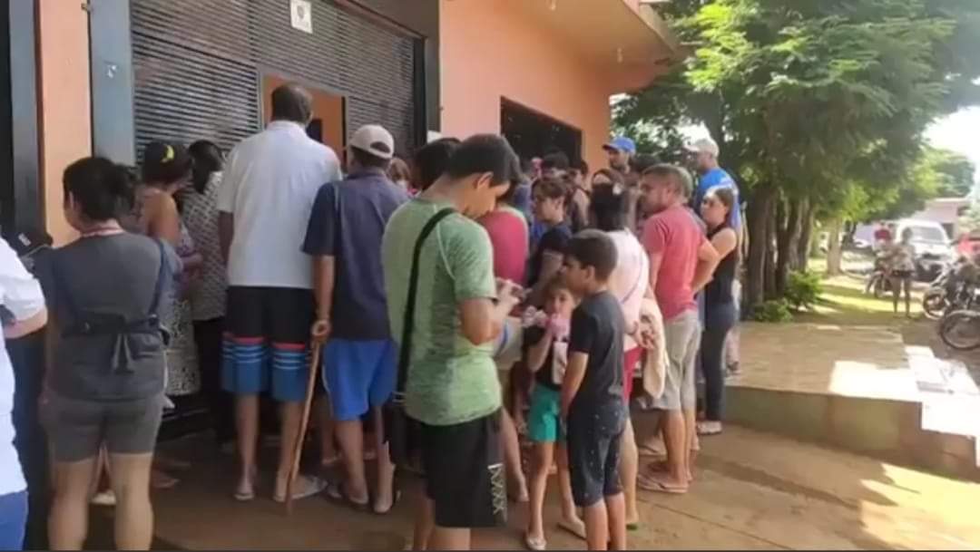 delpynews's tweet photo. ▶️ OJO |👀

📣Reportan que mujer de CDE reparte “pastilla milagrosa” contra la chikungunya.🦟

Aparentemente era colaboradora de SENEPA.

​💊Indicaron que la pastilla deber ser consumida allí y la distribuidora no permite que la saquen.
@msaludpy @MinPublicoPy https://t.co/WVx5rY6p23