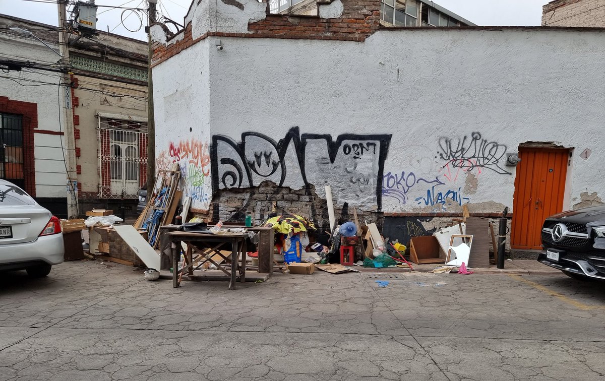 Martiene08's tweet photo. @mauriciotabe @MHcesac buenas tardes frente a la escuela EFAD con dirección C.Gobernador Manuel Reyes Veramendi # 32 en San Miguel Chapultepec 1a Secc personas q fueron desalojadas d un edificio dejaron muebles inservibles y basura en la Calle Podrían ustedes limpiar esto? https://t.co/ulQAW7IWSW