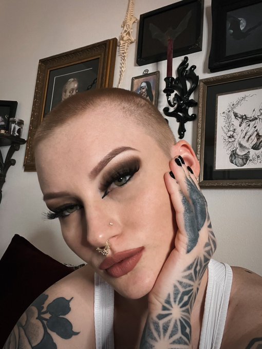 🖤🦇 https://t.co/oVNiq4fVa2