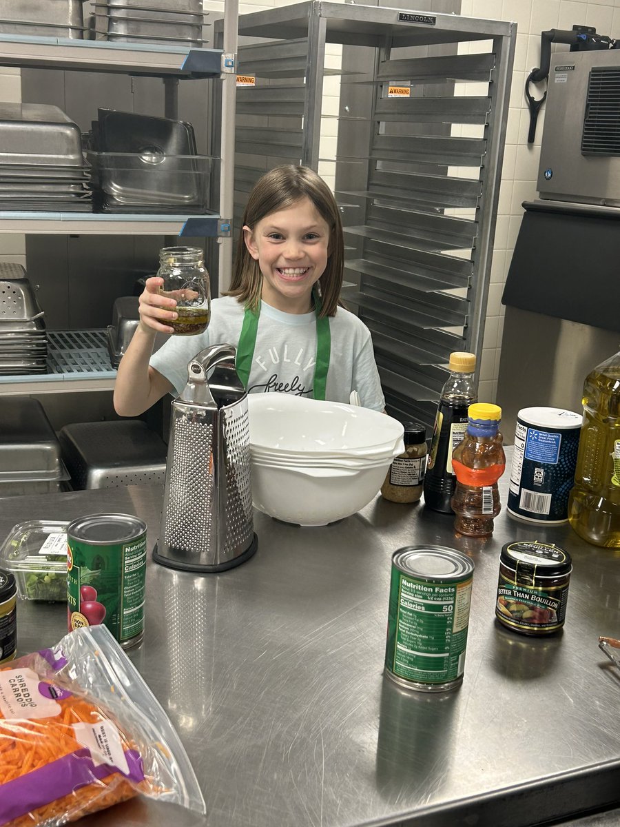 Bethany_Ray12's tweet photo. We kicked off our leadership meeting tonight with a delicious homemade soup and salad, compliments of @ButterflyRidge1 own #BlazerBistro ! @FCPSTrailblazer @samerenap @MrWeis_FCPS https://t.co/lfy3UXGRpK