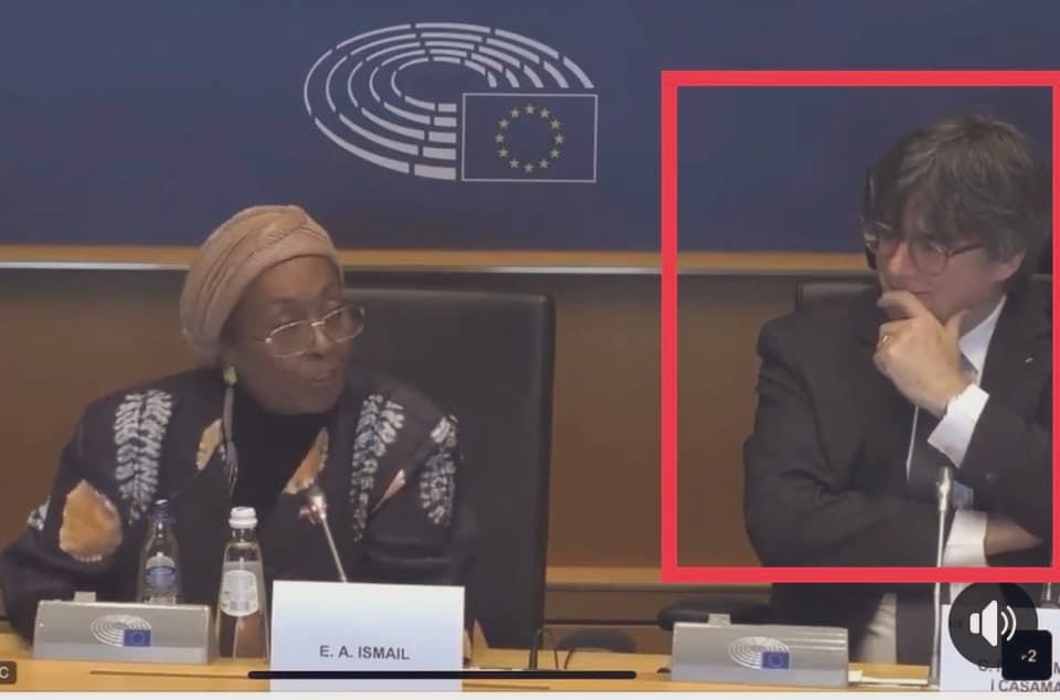 DrHafsaAli's tweet photo. The moment Ayeeyo @EdnaAdan said she’s British because she was born under the colonial rule. She continued and admitted,I’m traveling with a forged Djiboutian passport. White dude’s reaction 🤔🤔😂 https://t.co/Y3JUJa8tKJ